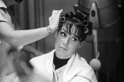 American actress Mary Tyler Moore pictured at the hairdresser- 1967 Old Photo 2
