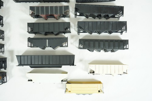 HO Scale Undecorated 2-Bay 3-Bay Hopper Shell Project Lot of 20x Coal Loads B14 - Picture 10 of 22