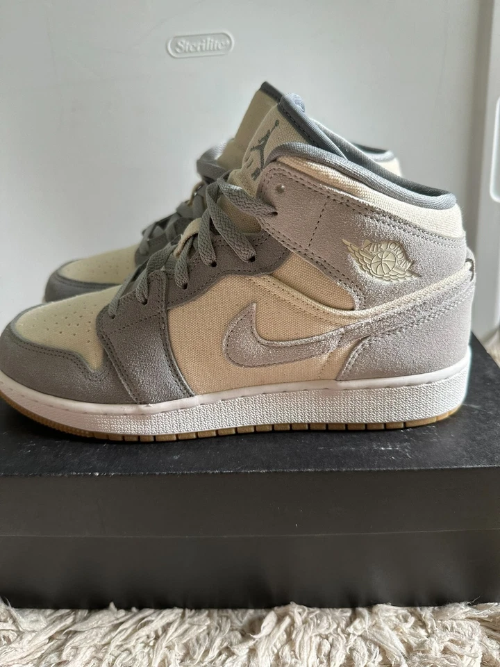 Air Jordan 1 Mid SE Gris Partícula Leche de Coco G6.5/W8 Usado Una Vez Foto 4 de 4