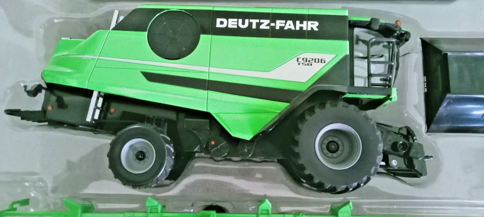 Universal Hobbies 1:32 - Mietitrebbia, Combine - Deutz-Fahr C 9206 TS - Immagine 3 di 4