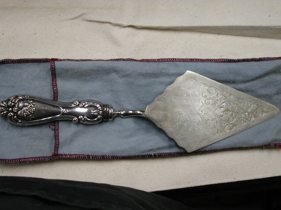 Servidor de torta Repousse uvas scrollwork prata esterlina feito na Itália 11" 1/2 - Imagem 3 de 4