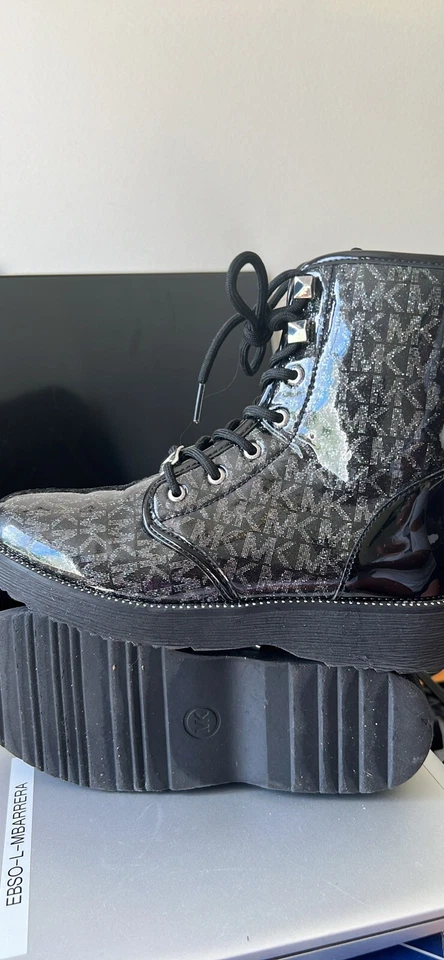 Botas Michael Kors Haskell Syre Niñas Logo MK Negras Estilo Combate Talla: 3 Foto 3 de 4