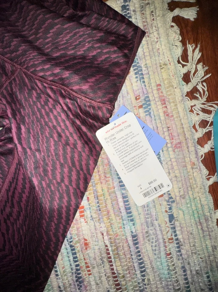 全新带标签 Lululemon Wunder Under Crop III SFTR 尺寸 4 波尔多红葡萄 — 第 2/4 张图片