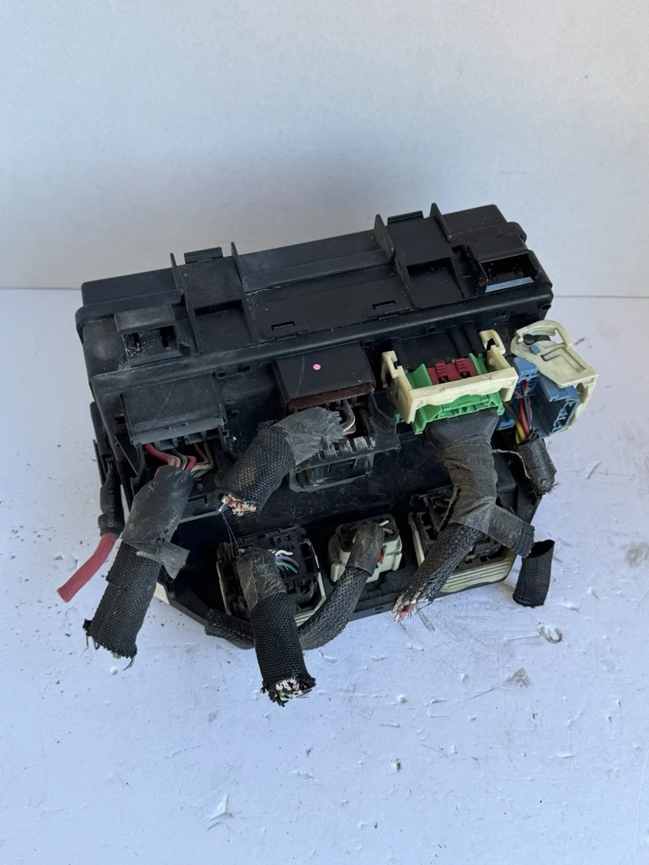 09 10 大众 Routan 4.0L 集成动力发动机继电器保险丝盒 04692302AB — 第 3/4 张图片