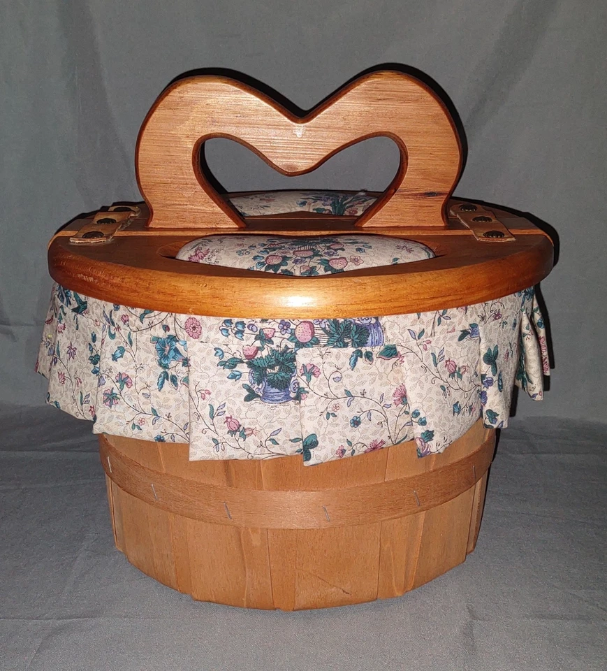 老式分盖缝纫野餐存储柳条篮子心形手柄衬里11x11 — 第 4/4 张图片