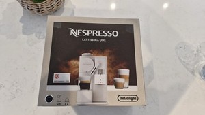 Nespresso Lattissima One EN510 Pod-Kaffeemaschine von De’Longhi, schwarz