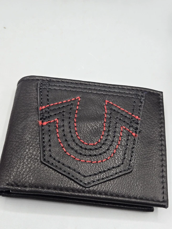 CARTERA DE HOMBRE TRUE RELIGION NEGRA DE CUERO GENUINO DOBLE PLIEGUE PROTECCIÓN BLOQUEADOR RFID  Foto 2 de 4