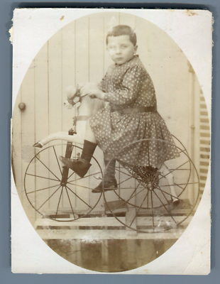 Deux Femmes Avec Un Vélo Vintage. Portrait De Mode En Extérieur Photo stock - Image du normal, attrayant: 45452546