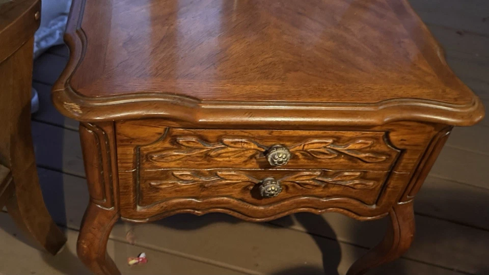 Mesa auxiliar provincial francesa Drexel vintage cajón tallado patas descapotables madera maciza Foto 2 de 3
