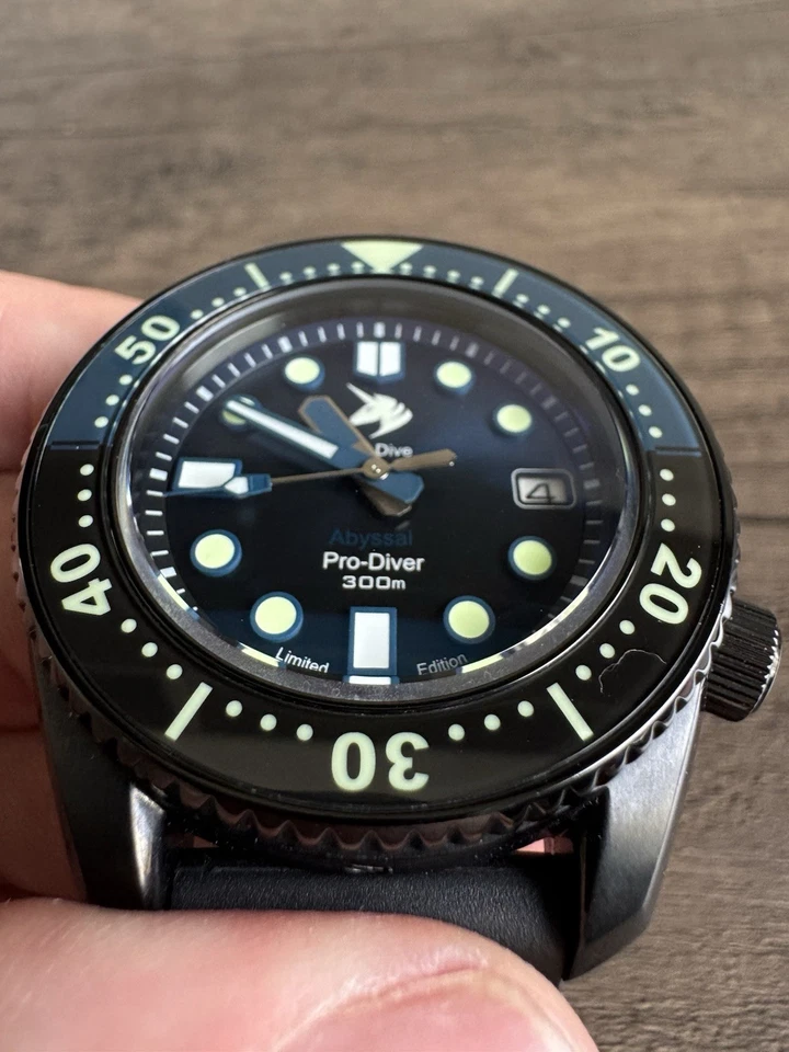 Reloj PVD Proxima / Unidive Abyssal MM300 Foto 3 de 4