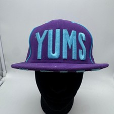 Gorra de béisbol New Era 59FIFTY YUMS púrpura verde azulado bordada ajustada talla 7 1/2