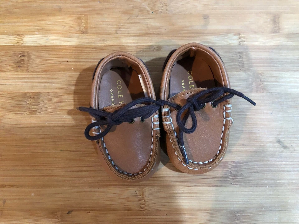 Mocasín sin cordones Cole Haan Grant Driver de cuero marrón sin usar, en caja, bebé EE. UU. 1 Foto 3 de 4