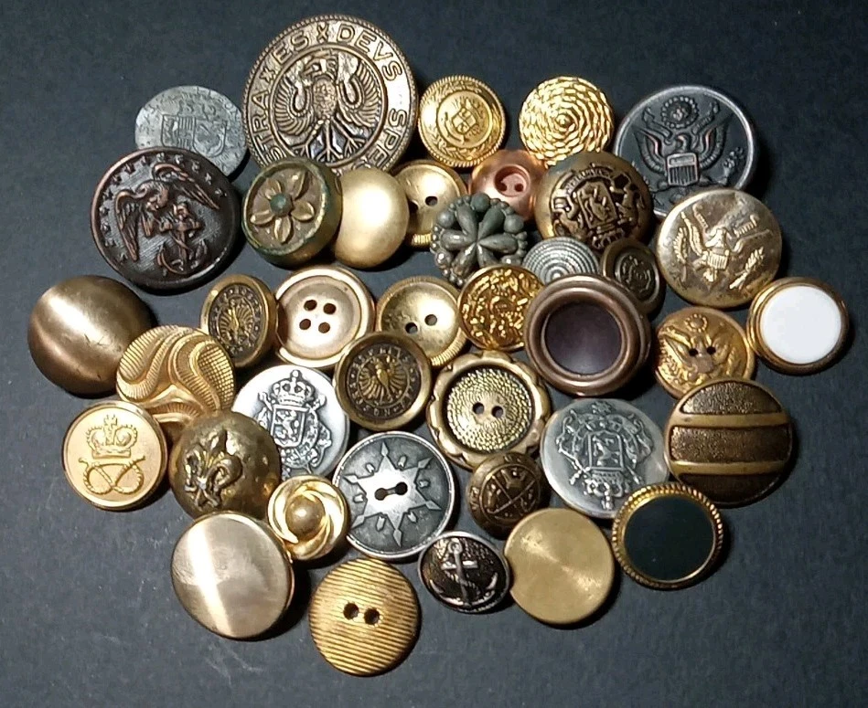 Смешанный лот винтажных металлических кнопок - Изображение 4 из 4