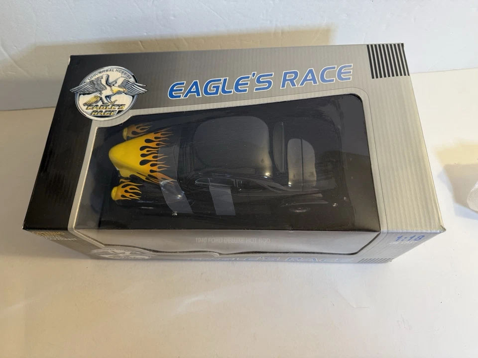 1940 Ford Deluxe Coupe Eagle's Race Universal Hobbies 1:18 Preto com Chamas - Imagem 4 de 4