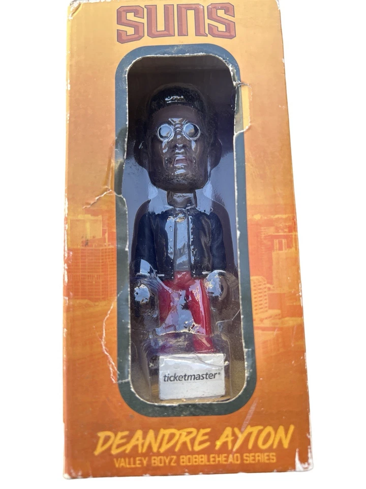 Phoenix Suns Valley Boyz Bobblehead Night: Deandre Ayton 2019-2020 Foto 2 de 4