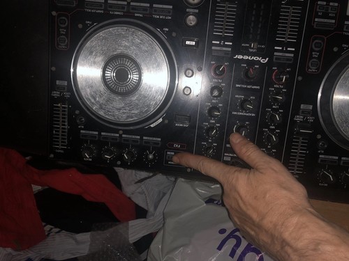 Pioneer DJ DDJ-SR Black 2-Channel DJ Controller need some fix - Picture 8 of 11