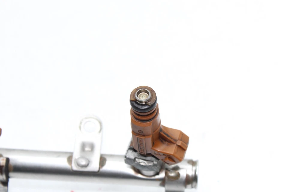 05-06 MERCEDES-BENZ CLS500 RIEL DE COMBUSTIBLE E INYECTORES E4102 Foto 3 de 4