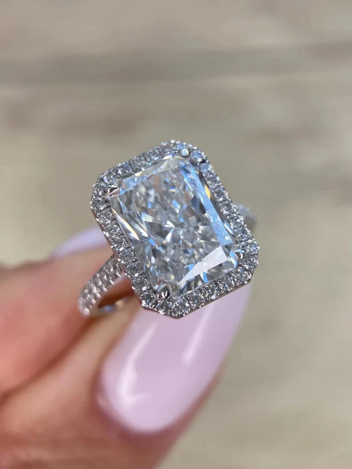 Anillo de compromiso con halo de diamantes cultivados en laboratorio EF/VS1 corte radiante de 4,30 quilates de oro blanco de 14 k Foto 2 de 3