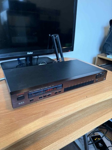 Luxman T-111 Digital Synthesized AM/FM Tuner | Quartz-Locked | Made in Japan...