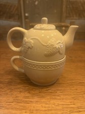 Art Pottery Stackable Tea Pot with Grape and Leaf Design And Tea Cup Set