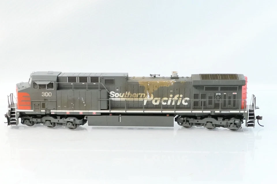 RoundHouse HO Scale DCC Locomotive Southern Pacific 300 AC4400CW - Image 4 of 4