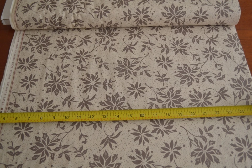 Por 1/2 yarda, gris floral sobre crema edredón de algodón, moda/general francés/fa-la-la, B405 Foto 2 de 4