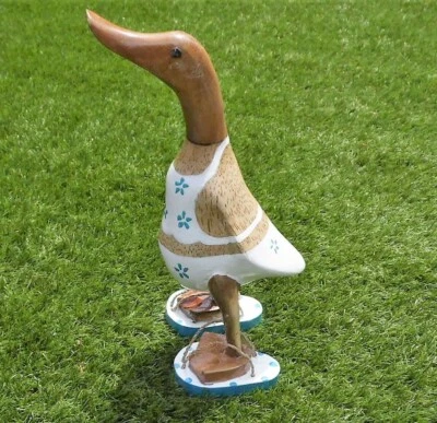 Holz Laufente mit Badelatschen 30cm Duck in Beach Look Teak Holz Ente Summertime - Bild 1 von 3