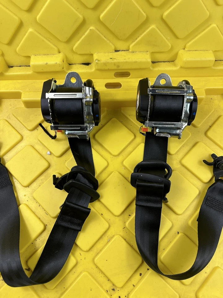 VOLVO XC90 2016-2022 segunda fila cinturón de seguridad derecho retractor OEM Foto 2 de 4