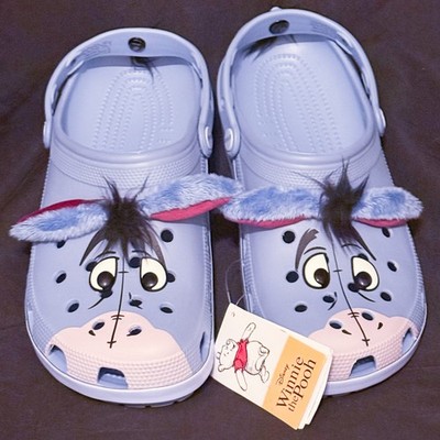 CROCS X Disney Eeyore Klassik Clog Herren Größe 12 Blau NEW mit Etikett