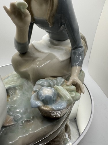 Vintage Lladro Food for Ducks 4849 DS Rare Retired Porcelain Figurine w/o Box - Picture 3 of 5