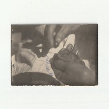 Die Hände eines Mannes, der ein kleines Nagetier füttert - kleine Momentaufnahme um 1900