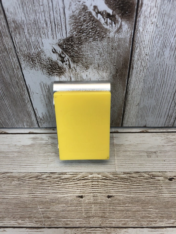 ECLIPSE By J lab Fit Clip 4GB MP3 Player (Silver/Yellow) W/Clip - Image 2 of 4