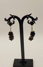 BOUCLES D'OREILLES TRIO DE FLEURS NOIRES DOREES  ! NEUF !