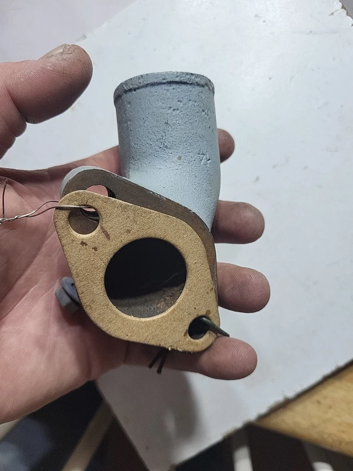 Codo de entrada de agua Ford Modelo T 1909-1927 conexión inferior BONITO VA EN EL LADO DE B Foto 2 de 4