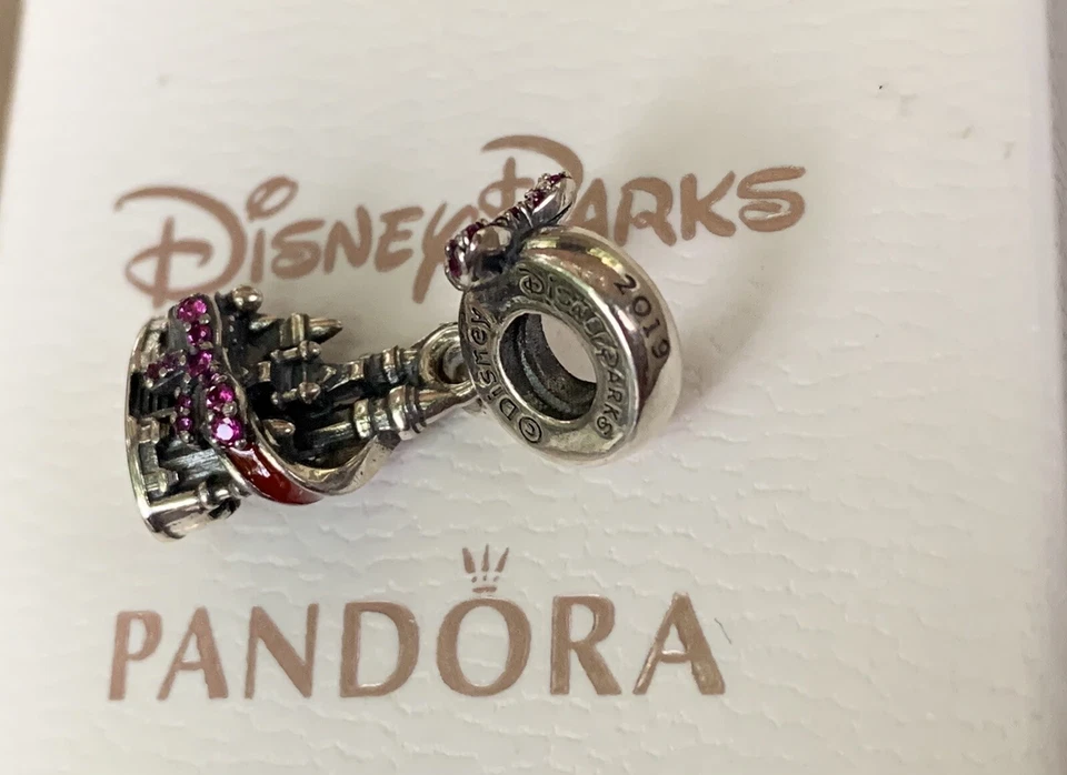 Conjunto de Berloques Mickey & Minnie Mouse Parques Disney Férias 2019 Por Pandora - Imagem 3 de 4