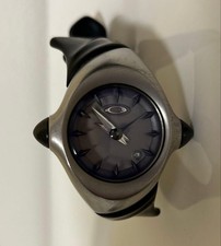 Oakley Analog Quarz Herrenuhr graues Zifferblatt Edelstahl