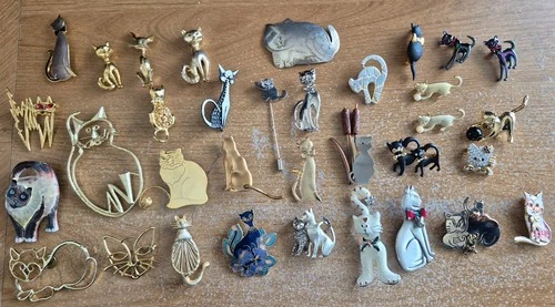 Lot of 34 Vintage Cat jewelry pieces Brooches Costume jewelry