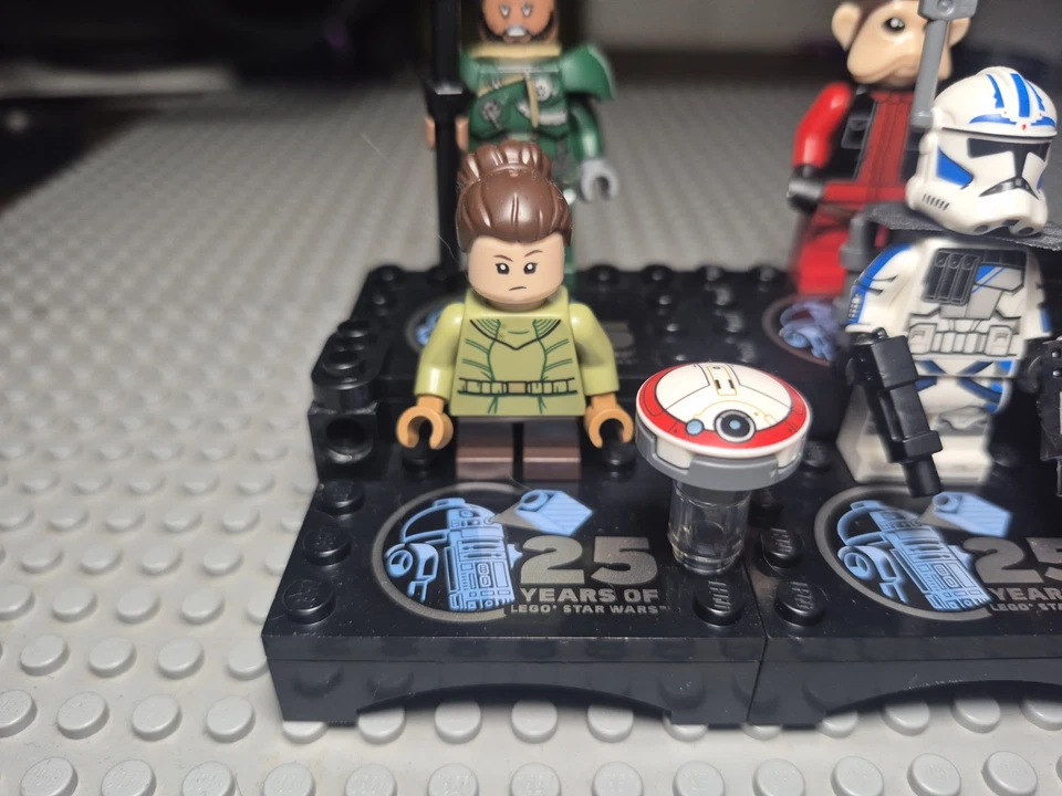 LEGO Star Wars 25 Aniversario Minifiguras Las 8 con Soportes Foto 2 de 4