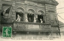 *23708 cpa La Mothe St Heraye - rosières au balcon " état "