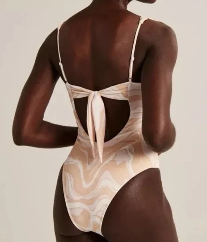 Traje de baño de 1 pieza Abercrombie & Fitch en rosa melocotón blanco con aros y relieve plisado talla S Foto 4 de 4