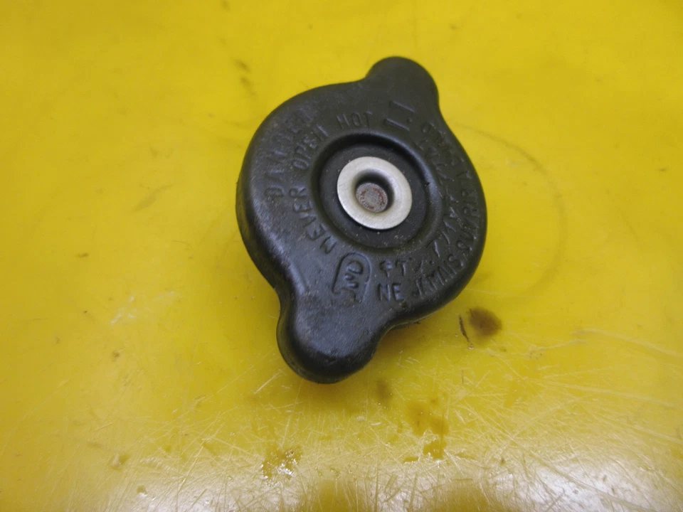 OEM 2004 KAWASAKI VULCAN 2000 VN2000 TERMOSTATO CARCASA TAPA DE PRESIÓN TAPA SUPERIOR Foto 3 de 3