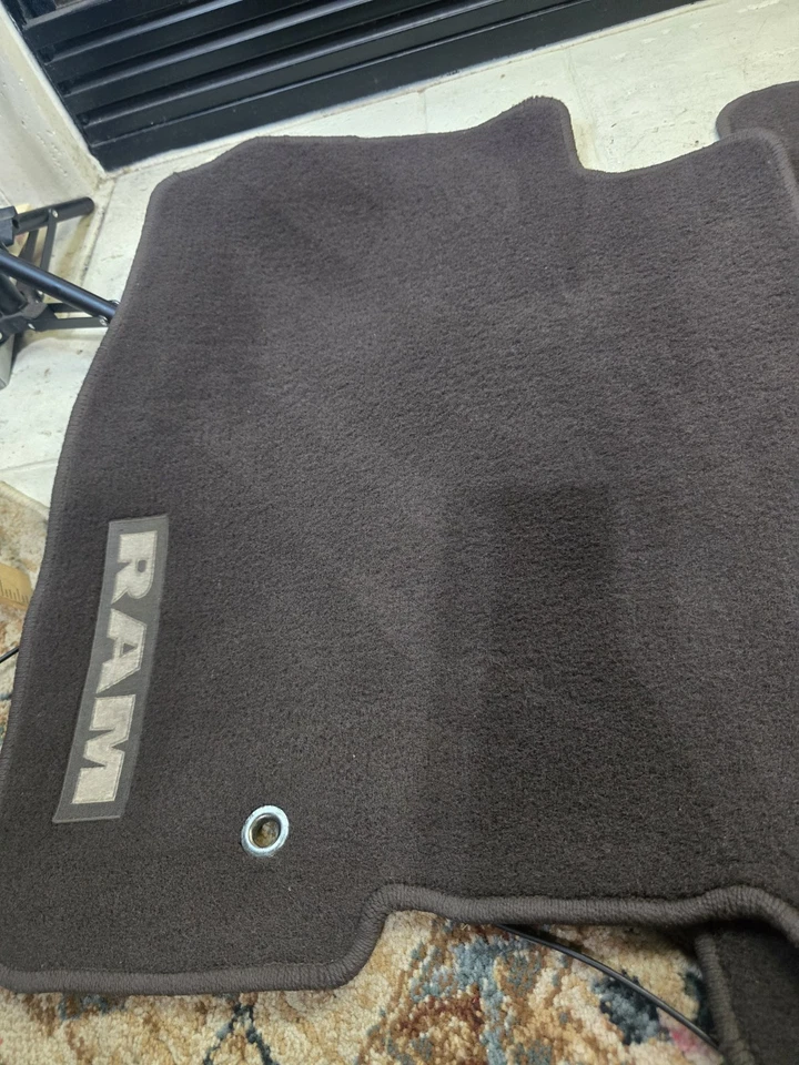 Tapetes de assoalho dianteiros Dodge Ram 1500 fabricante de equipamento original 2013-2014-2015-2016-2017-2018 - Imagem 2 de 4