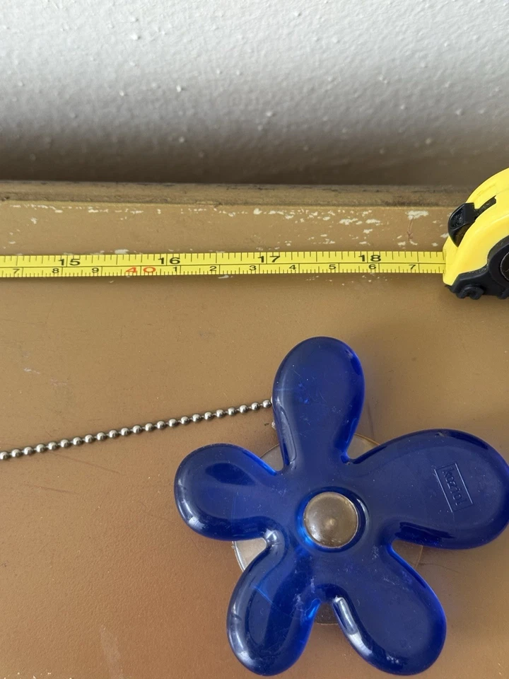 Cadena de exhibición de imágenes Koziol con clips y ventosas de flores de goma azul Foto 3 de 4