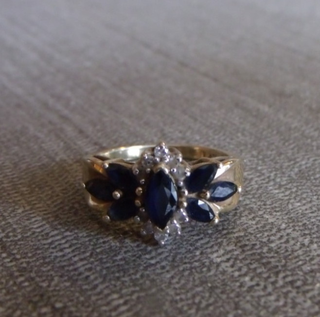 COLLECTIBLE  BLUE STONE 14KT GOLD COCKTAIL RING SIZE 7  4.7 GRAMS