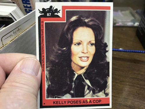 1977 Topps Charlie's Angels Trading Card # 87 KELLY POSES AS A COP