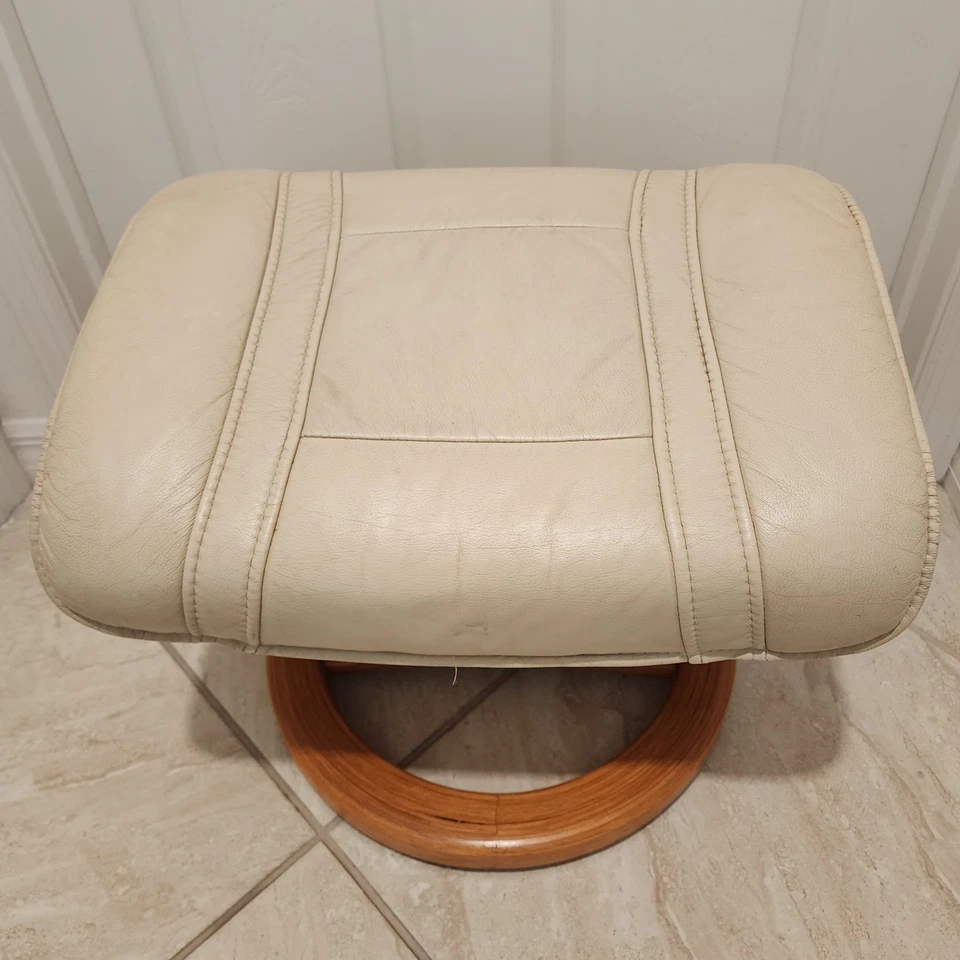 Escabelo de couro vintage dinamarquês moderno estilo Ekornes base de madeira otomana bege - Imagem 3 de 4