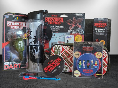 Stranger Things Fan Mega Set 7 Teile NEU Dart Figur Flasche Buch Mäppchen Merch
