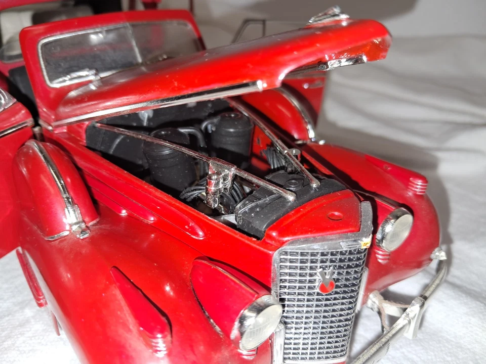 Signature 1/18 Scale 1938 Cadillac V16 Fleetwood - Red Collectible - Image 2 of 4