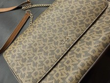 Borsa a tracolla DKNY modello logo monogramma marrone marrone marrone oro catena cinturino patta