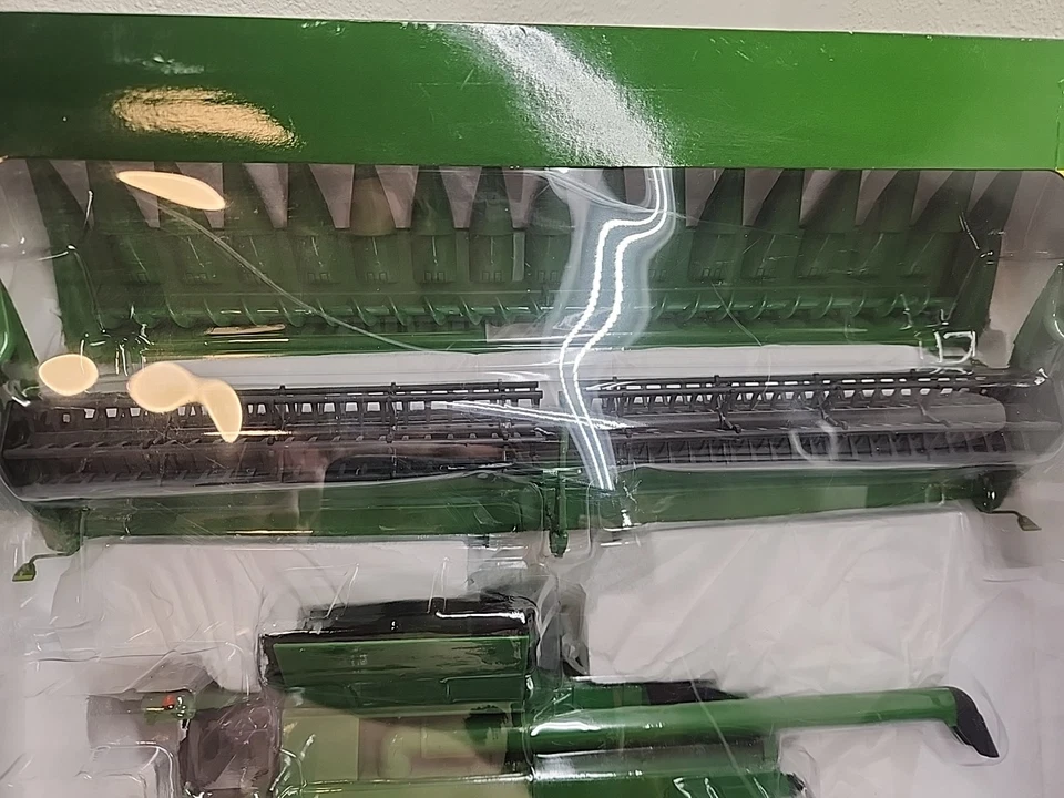 Ertl 1/32 prestige collection John Deere S690 combine w/corn & bean head diecast - Image 3 of 4